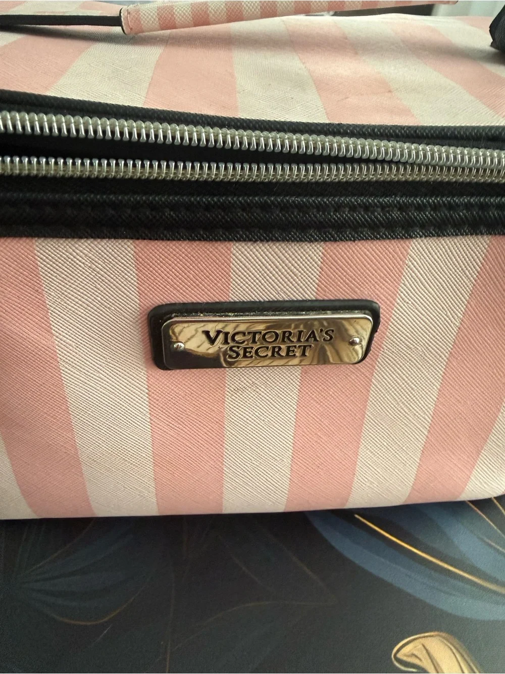 🩷🤍 Victoria’s Secret Cosmetics Case. Excellent condition!
